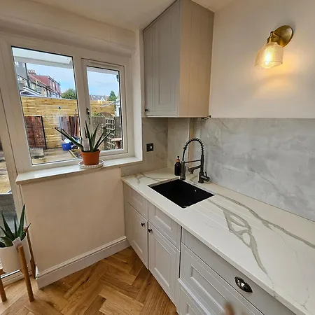 Wembley Lovely 6 Bed House Sleeps Up To 14 London
