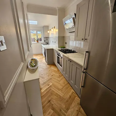 Holiday home Wembley Lovely 6 Bed House Sleeps Up To 14