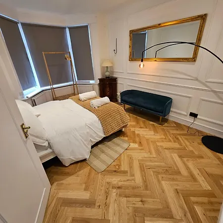 Wembley Lovely 6 Bed House Sleeps Up To 14 *