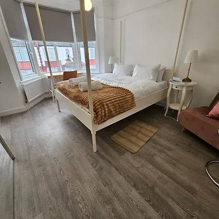 Wembley Lovely 6 Bed House Sleeps Up To 14 London