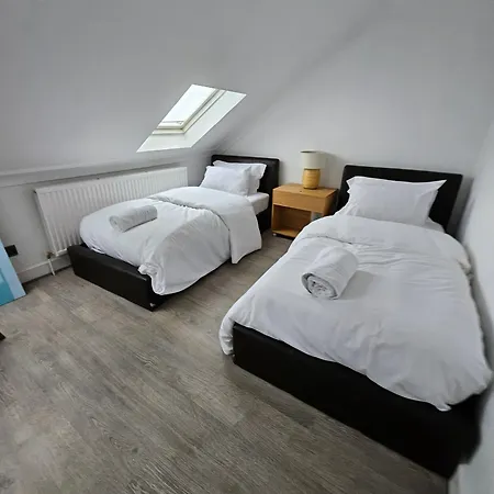 Wembley Lovely 6 Bed House Sleeps Up To 14