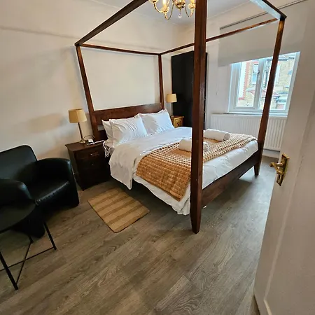 Wembley Lovely 6 Bed House Sleeps Up To 14 *