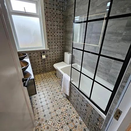 Wembley Lovely 6 Bed House Sleeps Up To 14 Holiday home *