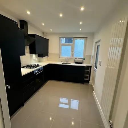 The Upper Tooting Beauty - 2bed Ground Floor Flat Apartment *
