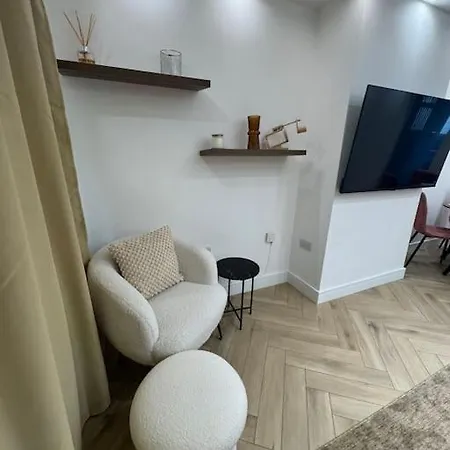 The Upper Tooting Beauty - 2bed Ground Floor Flat *