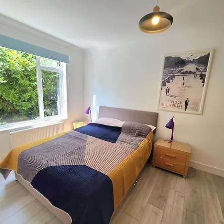 Stylish Quiet Garden Flat With Parking In London Zone 4