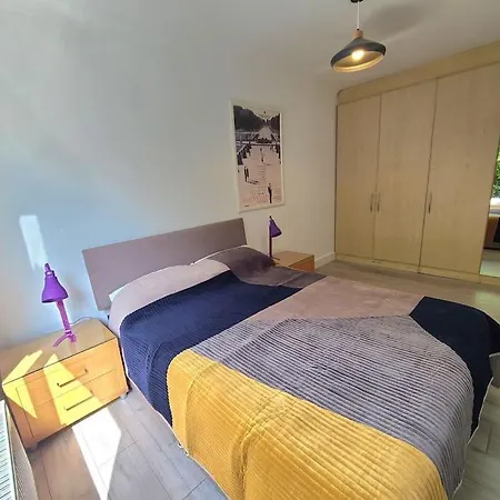 Stylish Quiet Garden Flat With Parking In London Zone 4 Apartment