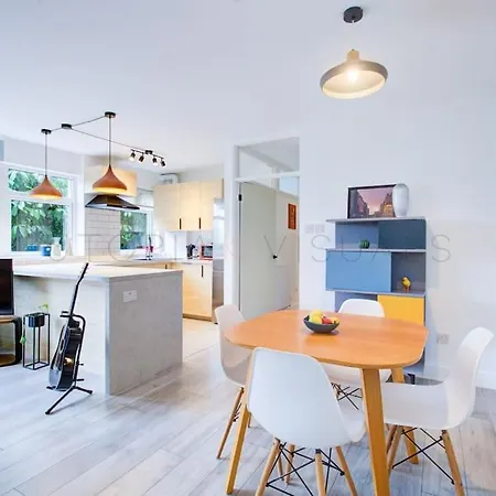 Stylish Quiet Garden Flat With Parking In London Zone 4 Apartment Bromley