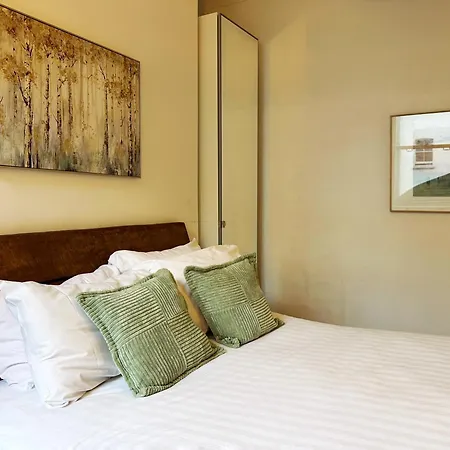 Theo's 2 Bedroom In Apartment