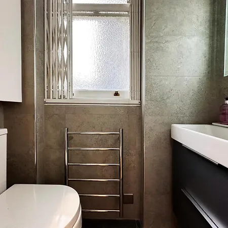 Theo's 2 Bedroom In Apartment *
