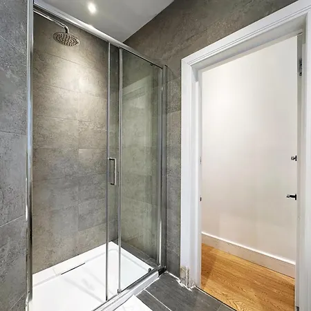 Theo's 2 Bedroom In London