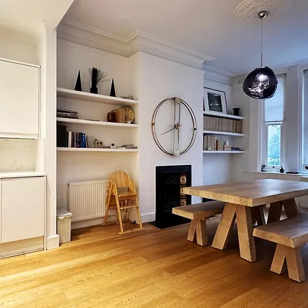 Theo's 2 Bedroom In Apartment