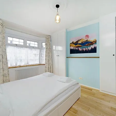 Stunning Family With Private Parking Holiday home