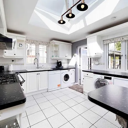 Holiday home Stunning Family With Private Parking *