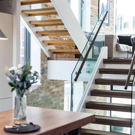 Sophisticated 4-bedroom House