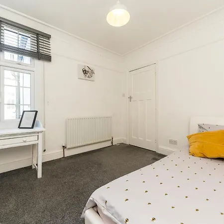 Two Bed High Street Flat *