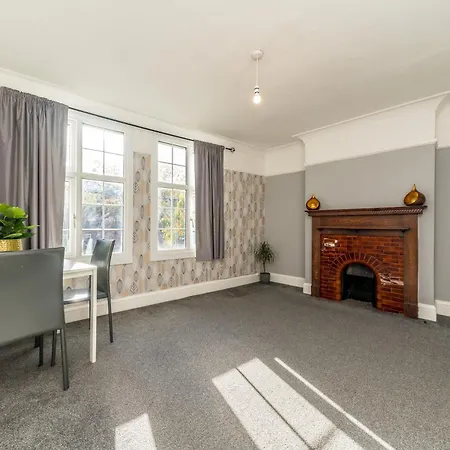 Two Bed High Street Flat 公寓 *