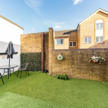 Two Bed High Street Flat *