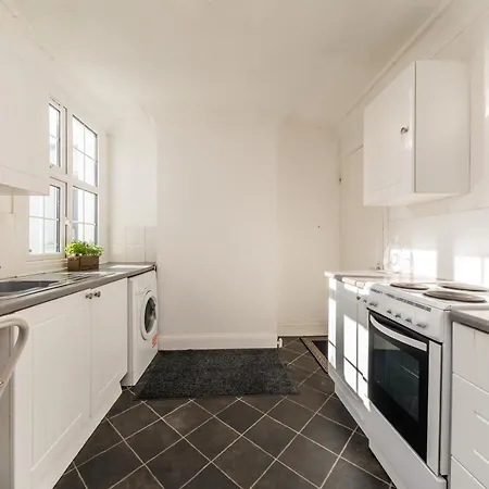 Two Bed High Street Flat * 泰丁敦