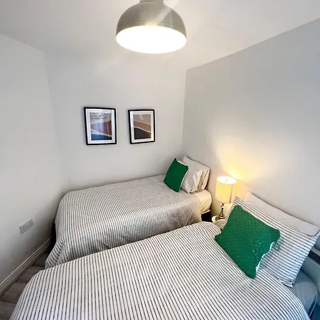 Modern Two Bedroom Two Bath Opp Tube Station