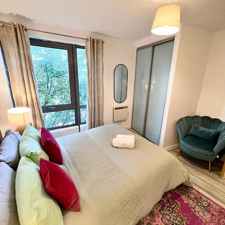Modern Two Bedroom Two Bath Opp Tube Station Apartment