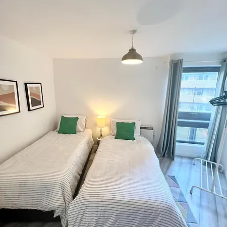 Apartment Modern Two Bedroom Two Bath Opp Tube Station