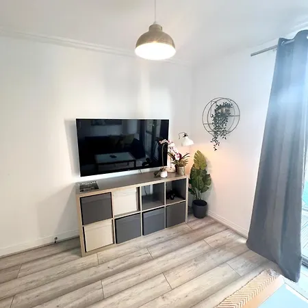 Apartment Modern Two Bedroom Two Bath Opp Tube Station *