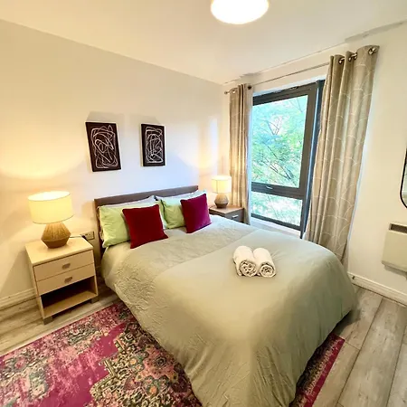Modern Two Bedroom Two Bath Opp Tube Station Apartment London