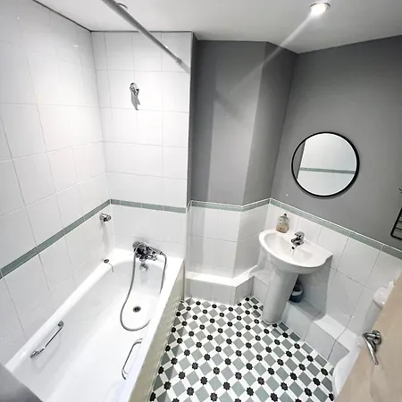 Apartment Modern Two Bedroom Two Bath Opp Tube Station London