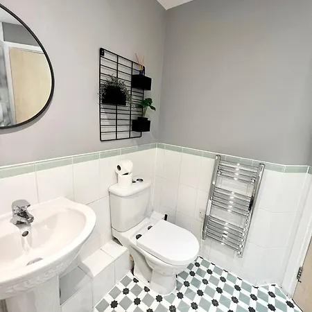 Modern Two Bedroom Two Bath Opp Tube Station *