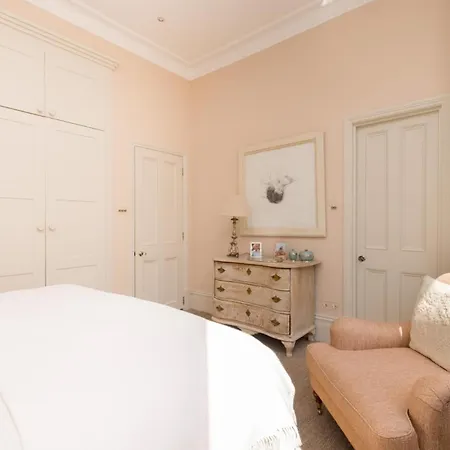 History - 3 Bedrooms In Kensington Apartment