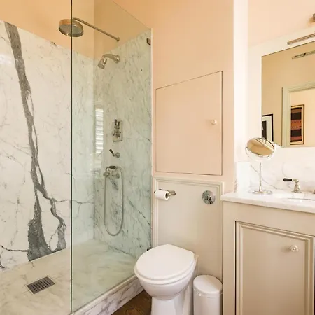 History - 3 Bedrooms In Kensington Apartment