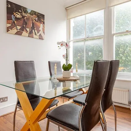 2 Bedroom Flat In St Johns Wood *