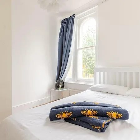 2 Bedroom Flat In St Johns Wood Apartment