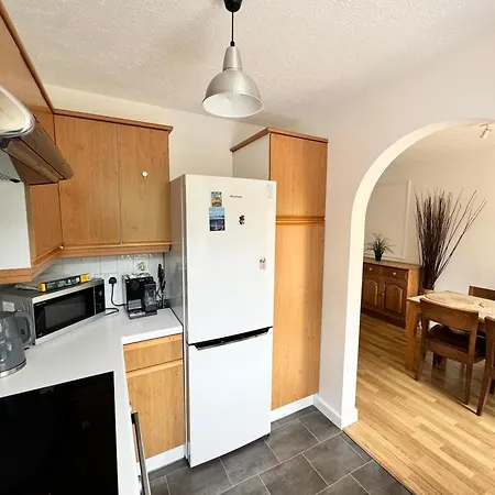 3 Bed House With Parking And Garden Near Tower Bridge