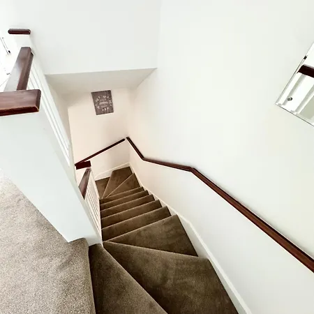 3 Bed House With Parking And Garden Near Tower Bridge London