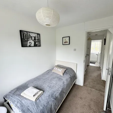 3 Bed House With Parking And Garden Near Tower Bridge * London