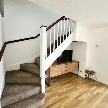 3 Bed House With Parking And Garden Near Tower Bridge *