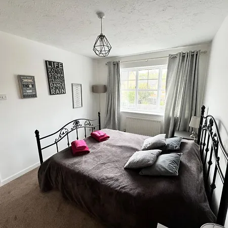 3 Bed House With Parking And Garden Near Tower Bridge *