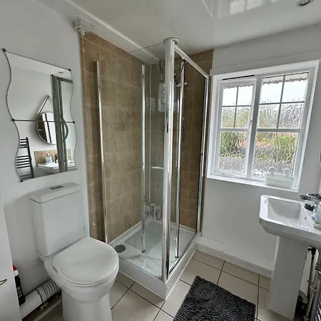 3 Bed House With Parking And Garden Near Tower Bridge