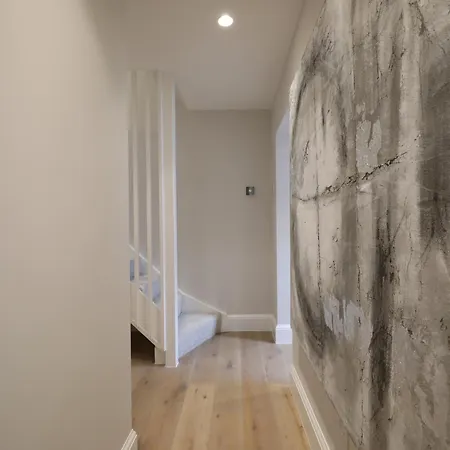 Comfort 3 Bedroom In Notting Hill Apartment