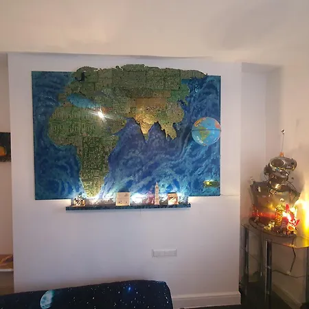 Cyber-art In Camden Apartment *