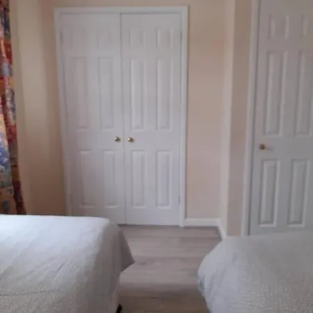 Holiday home Lovely 2-bedrooom Home, Away From London