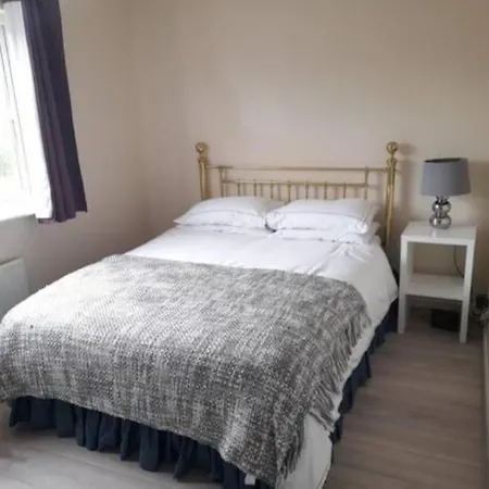 Lovely 2-bedrooom Home, Away From * London