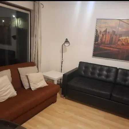 Lovely 2-bedrooom Home, Away From Holiday home