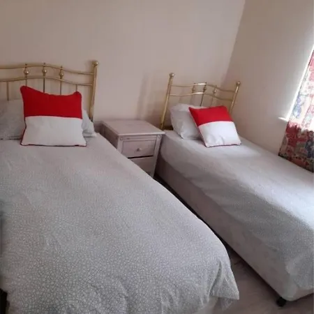 Holiday home Lovely 2-bedrooom Home, Away From London