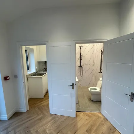6 Bedroom House In Orpington *