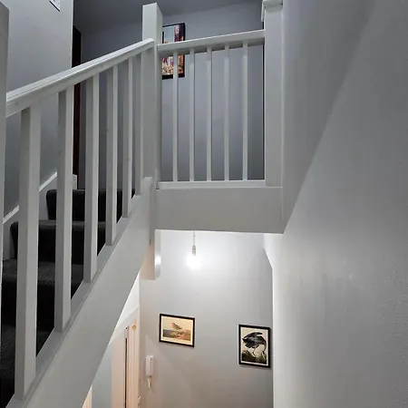 Cosy 3 Bedroom Flat Step Away From Paddington Apartment