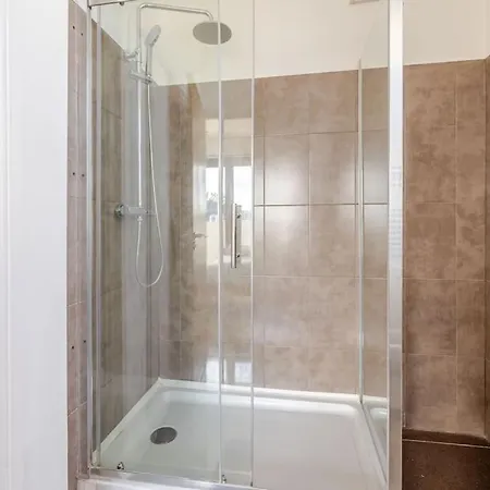 Luxury Near Canning Town- Free Parking 公寓 *