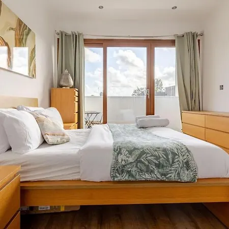 Luxury Near Canning Town- Free Parking 公寓